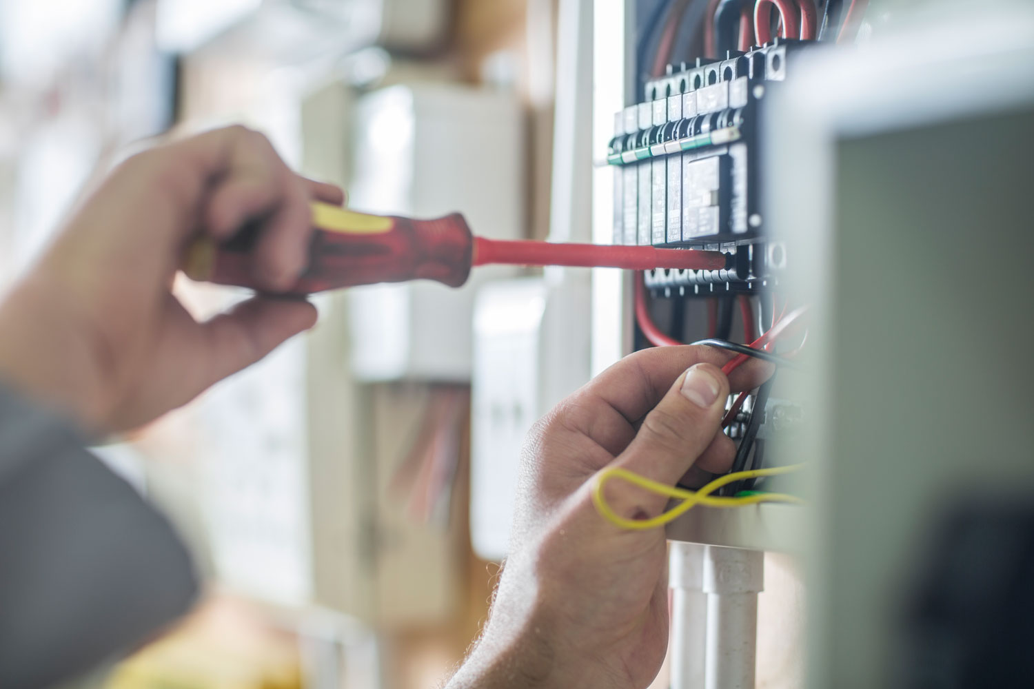 Elektriker fixar med kablar