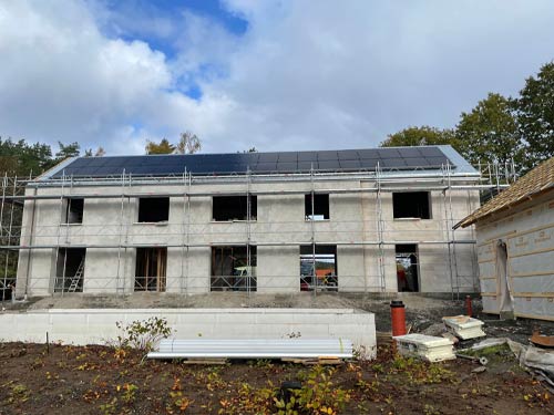 Ett nybyggt hus med solceller på taket